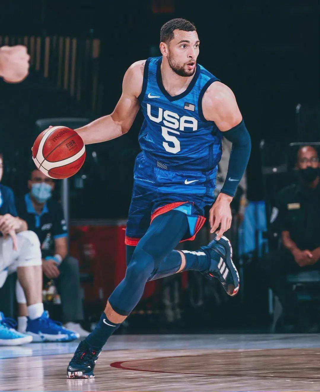 山西队鏖战新疆队,布克惊艳四座 山西队鏖战新疆队,布克惊艳四座