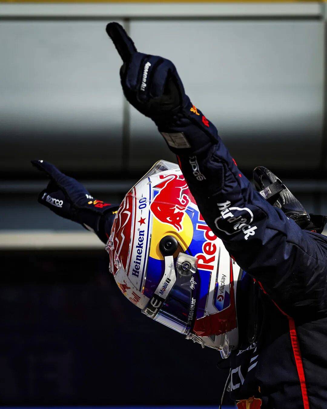 索伯车队险胜红牛二队，勒克莱尔扛起全队