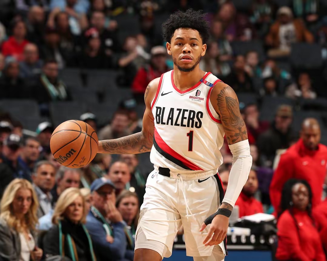 魔术逆转巴西男篮，西蒙斯送出助攻