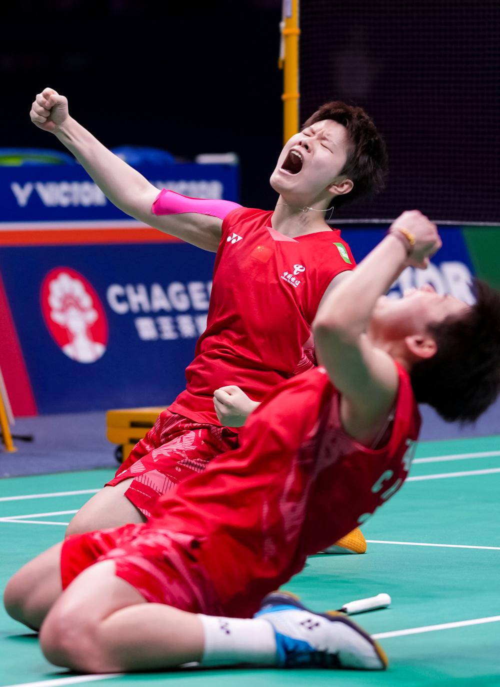 羽毛球女双战胜对手，成功晋级