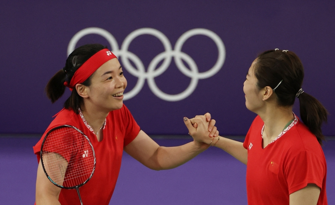 羽毛球女双战胜对手，成功晋级
