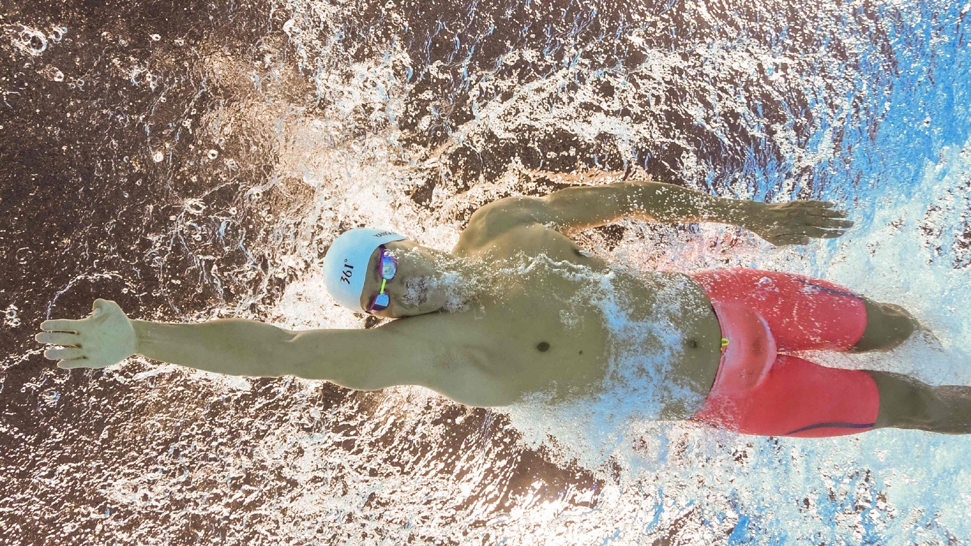 赛道上的逆袭，范弗利特在F1街道赛之夜的压力爆发